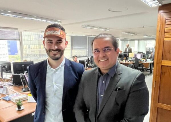 Secretário da Sempi, Fábio Uchôa, reunido com o secretário municipal de Parcerias de Porto Alegre, Giuseppe Riesgo